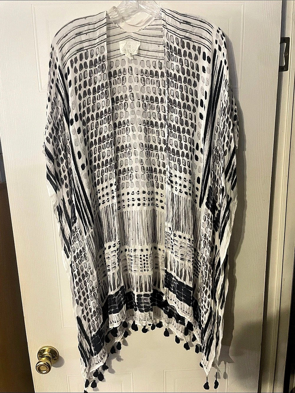 C AS L O N Printed Tassel Coverup in White & Black